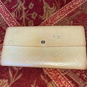 Authentic Louis Vuitton Beige Vernis Porte Tresor International Wallet